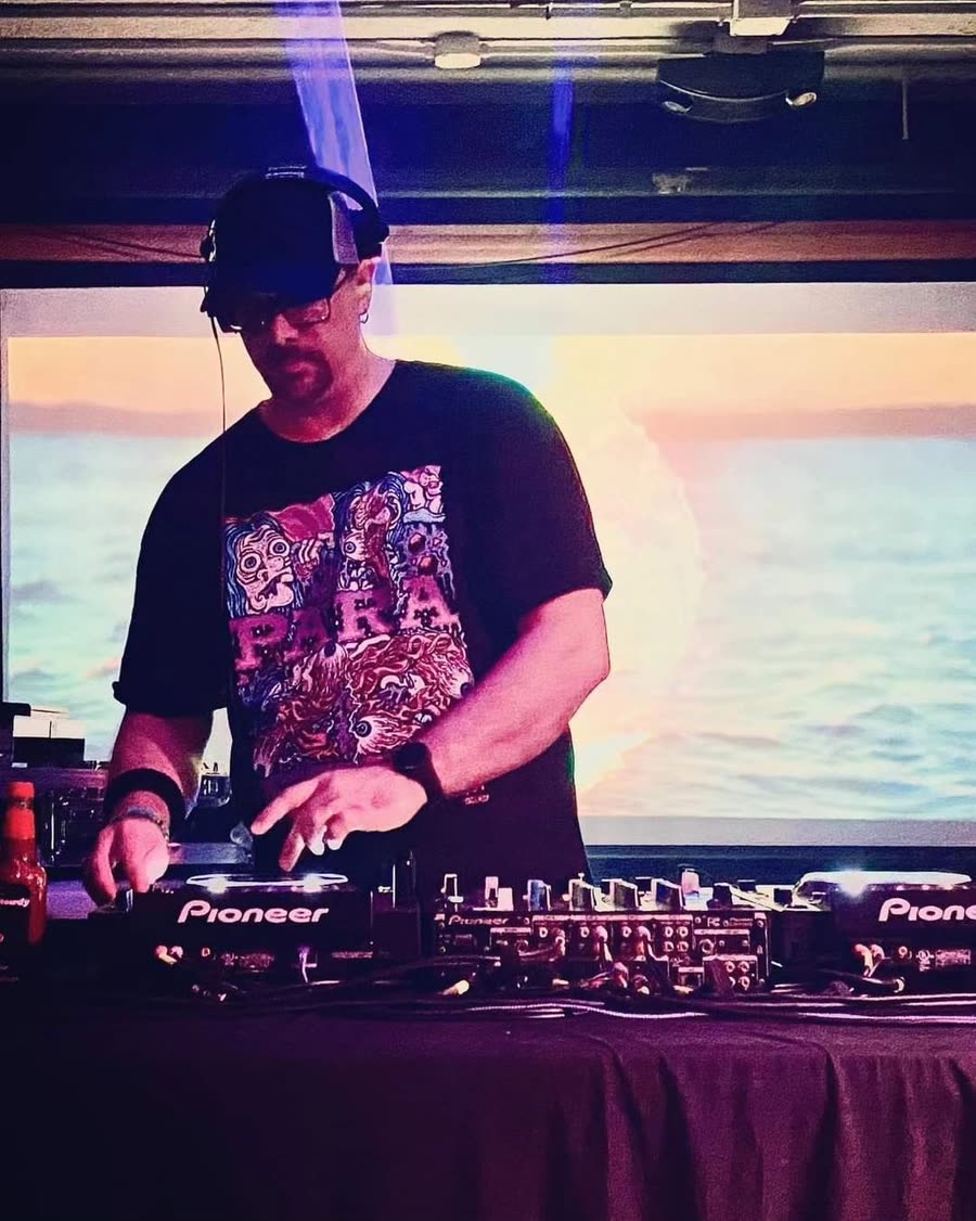 Paranoid Androidz at the decks in front of a sunset projection